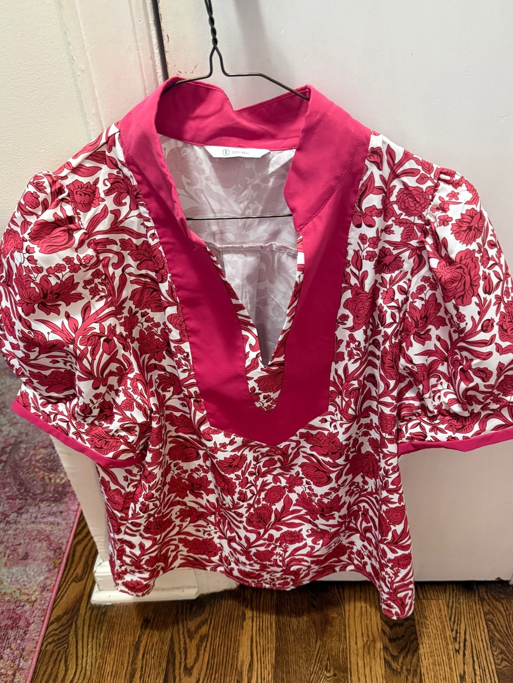 Pink floral top- like new!